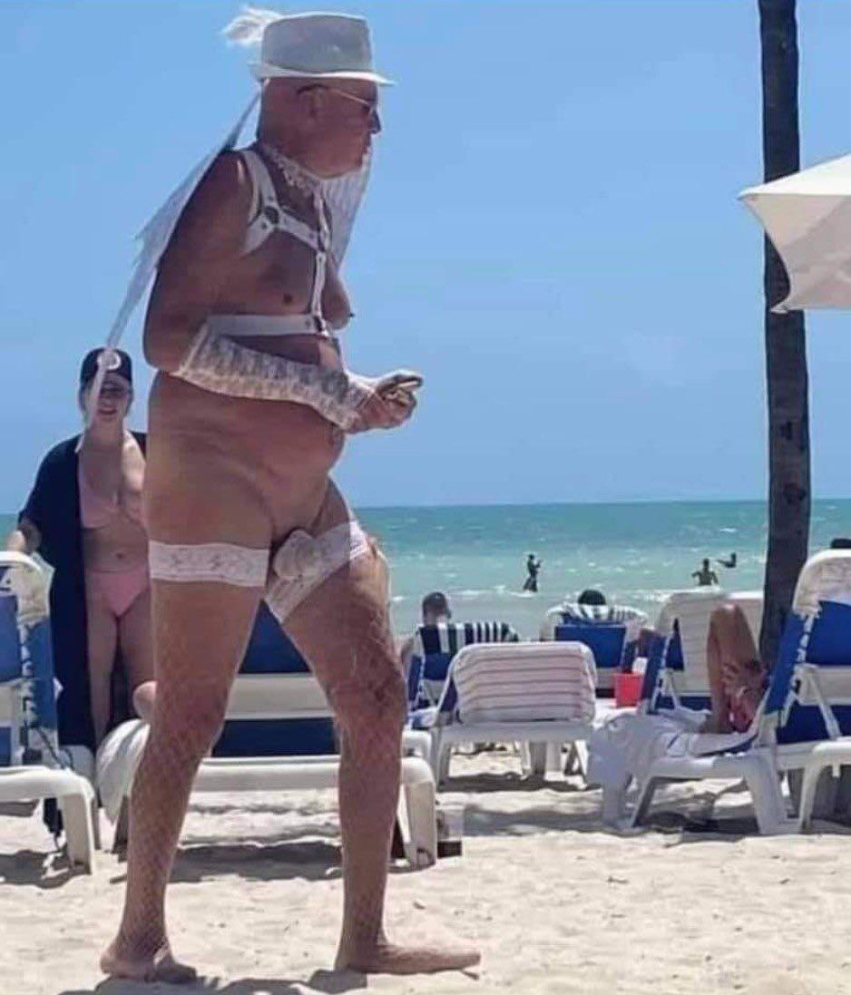 Мужчины на нудиском пляже