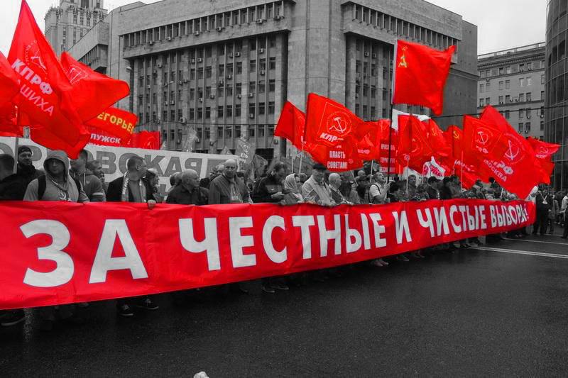 Флажок кпрф. Компартия выборы. Компартия выборы. Кпрф. Антипутинские плакаты кпрф.