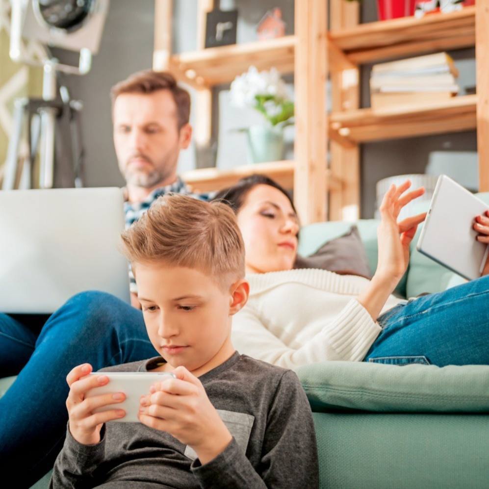 Подростки и родители. Гаджетомания. Ребенок с телефоном в руках. Родители и ребенок сидят перед ноутбуком. Родители без интернета