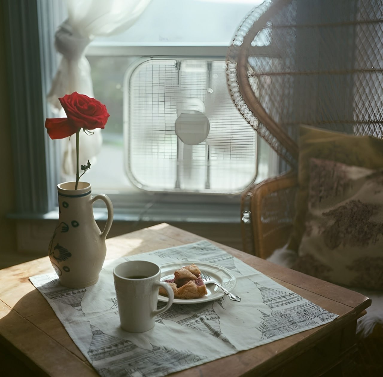 Завтрак на подоконнике. Утро кофе солнце завтрак\. Еда на подоконнике. Завтрак на рассвете. Утро из окна.