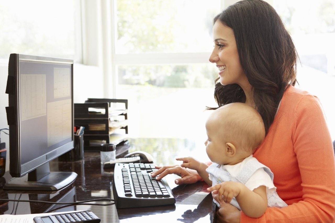 Заработок в декрете на дому. Женщина с ребенком за компьютером. Мама в декрете. Мама за компьютером. Заработок в интернете для мам.