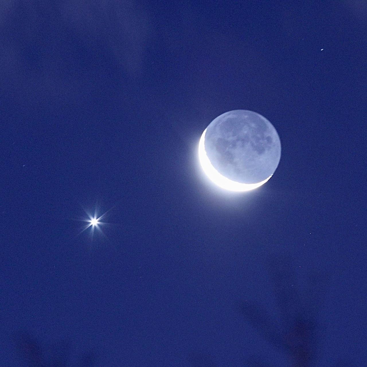 Луна в марте 24г. Месяц на небе. Луна месяц. Луна на небе.