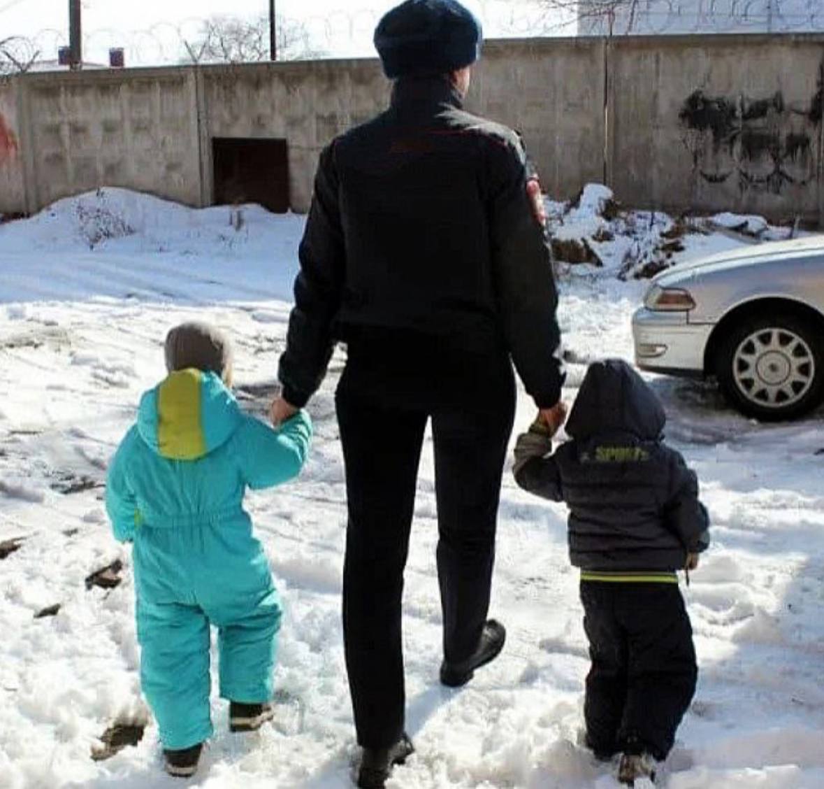 Возможные новости. Отобрание ребенка у родителей. Органы опеки забирают детей. Отобрание ребенка из семьи картинки. Семьи у которых отнимают детей.