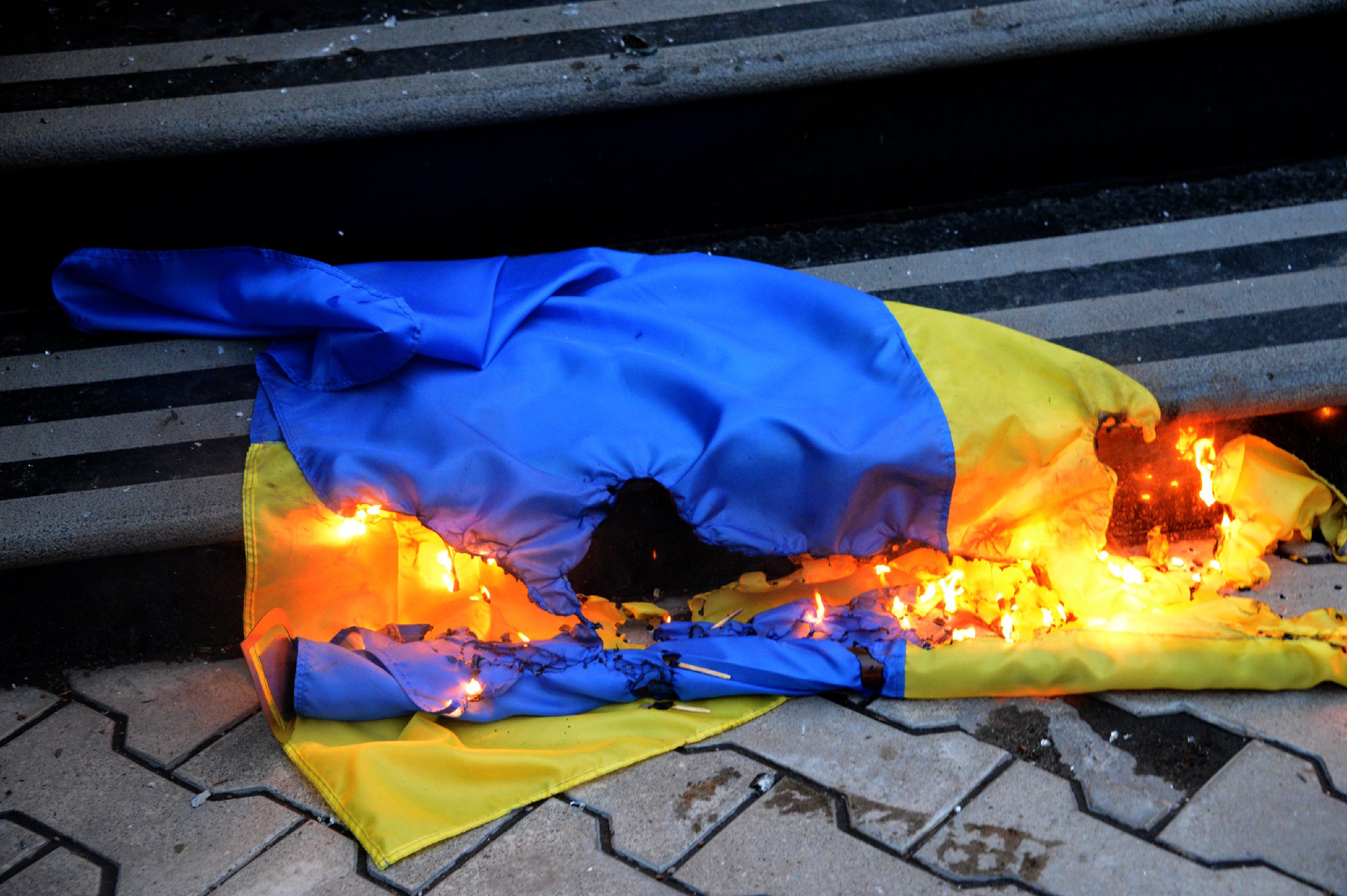 Сжигать украинцев. Рваный флаг Украины.