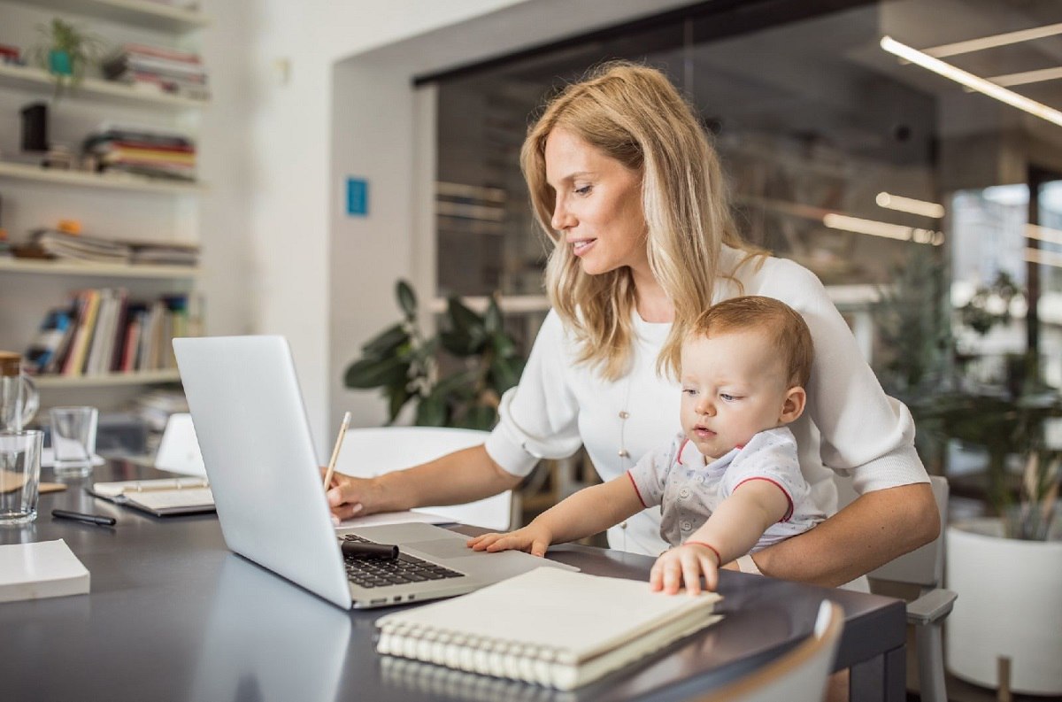 Бизнес мама. Женщина с ребенком за компьютером. Деловая мама с ребенком. Мама в декрете.