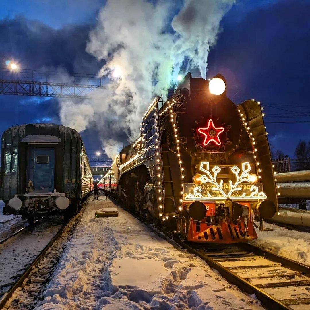 Новогодний поезд. Поезд Деда Мороза Новосибирск. Рождественский поезд. Новый год в поезде.