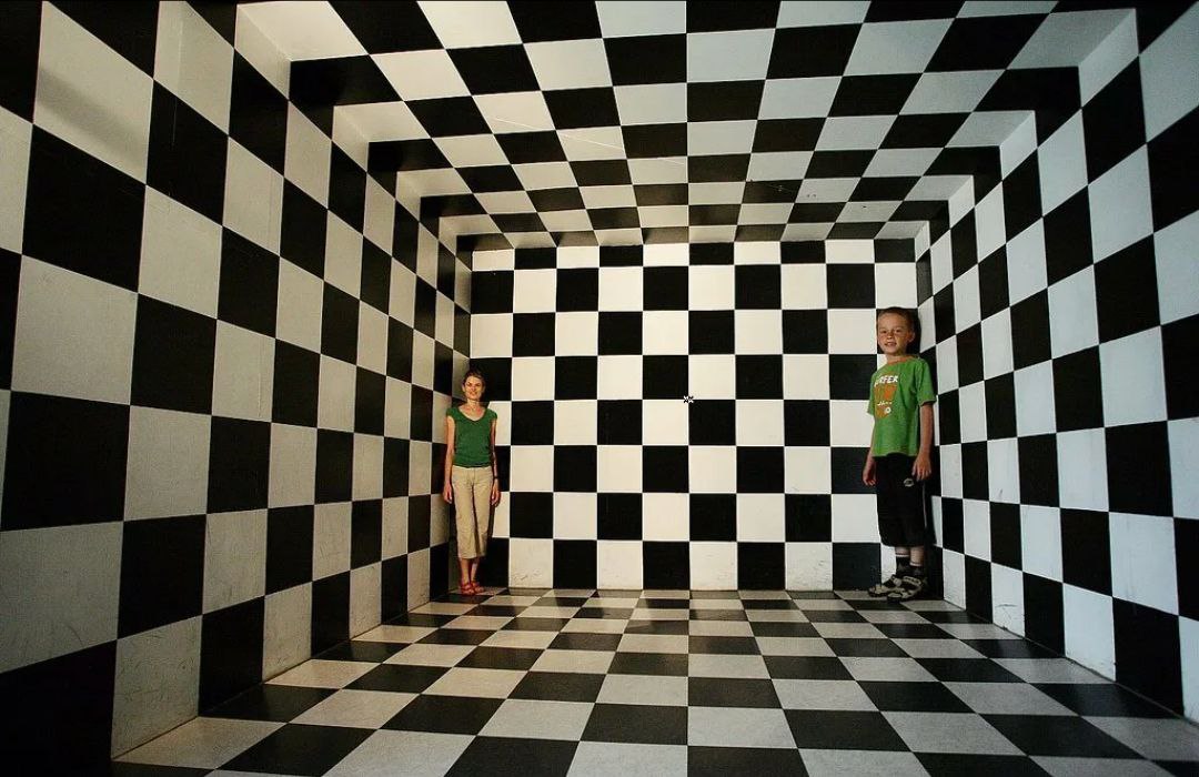 Оптические люди. Обман зрения комната Эймса. Комната Эймса иллюзия. Комната оптических иллюзий. Зрительные иллюзии комната.