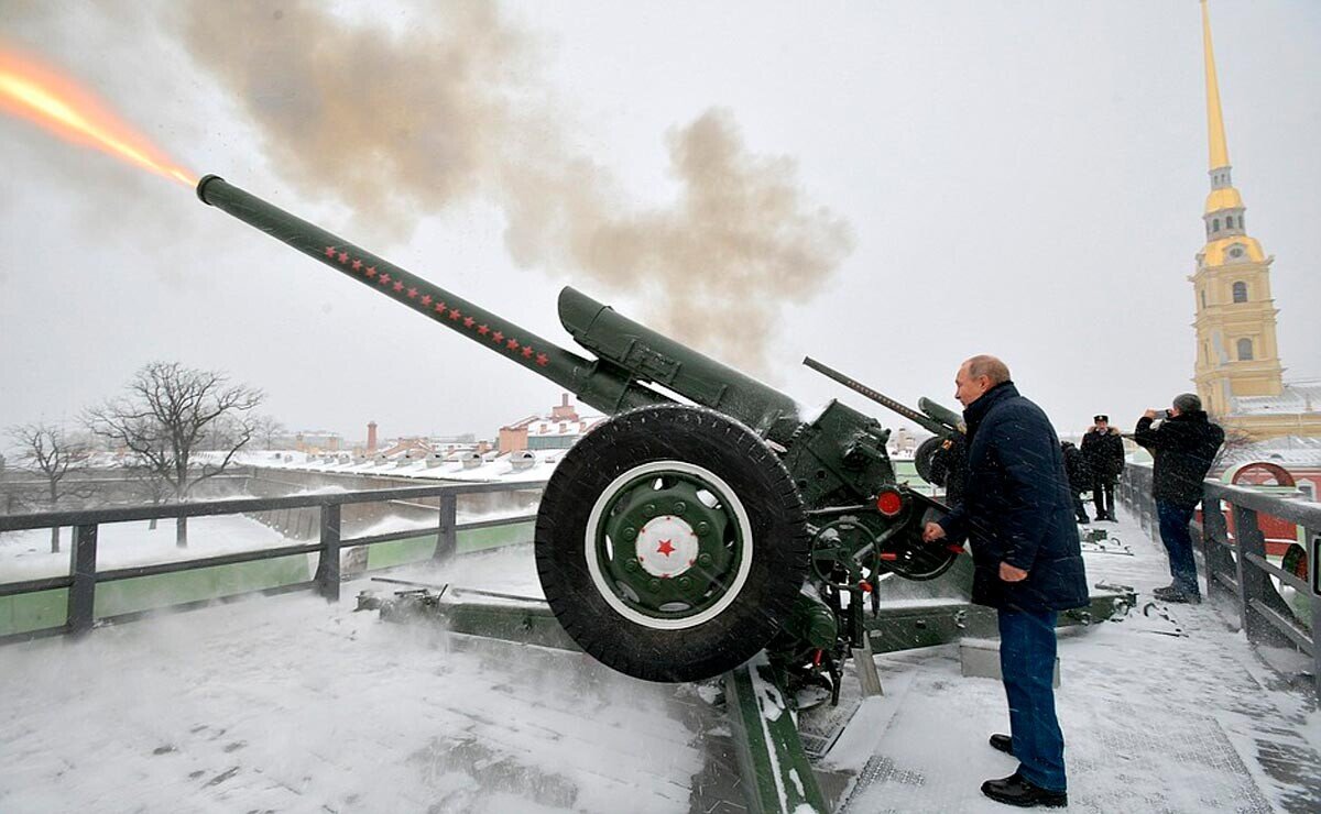 Выстрел пушки в петропавловской крепости время. Полуденный выстрел с петропавловской крепости. пушки петропавловской крепости. гаубица петропавловской артиллерии. гаубицы на петропавловской крепости.