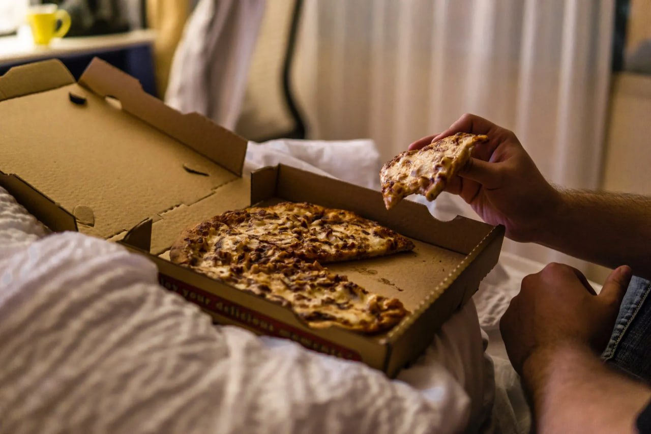 Спать на голодный желудок. Спать на голодный желудок пицца. Едят пиццу под одеялом.