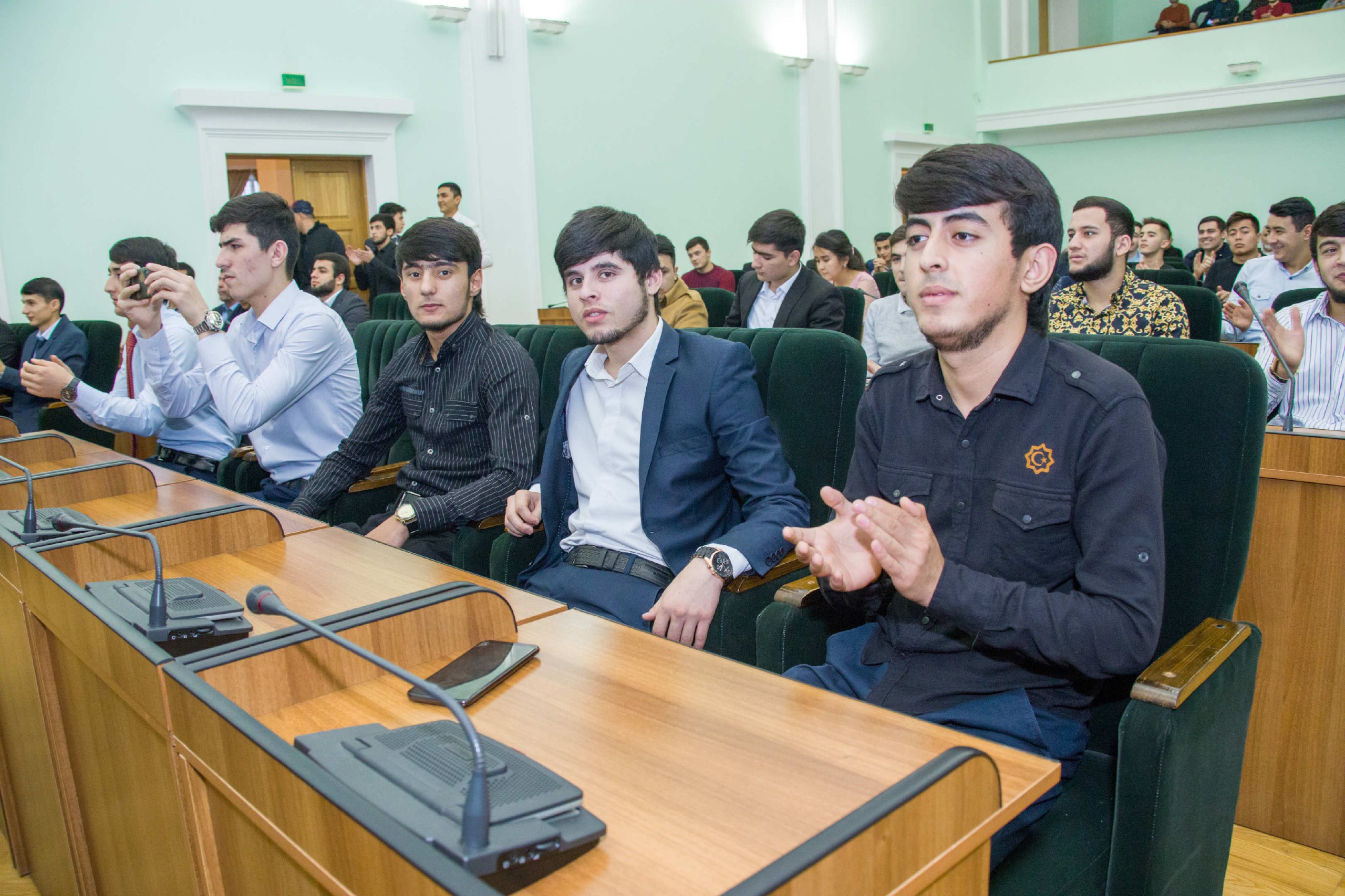 Сколько дали таджикам. Студенты Таджикистана. Таджики студенты. Студентов вузов Таджикистана. Таджикские студенты в России.