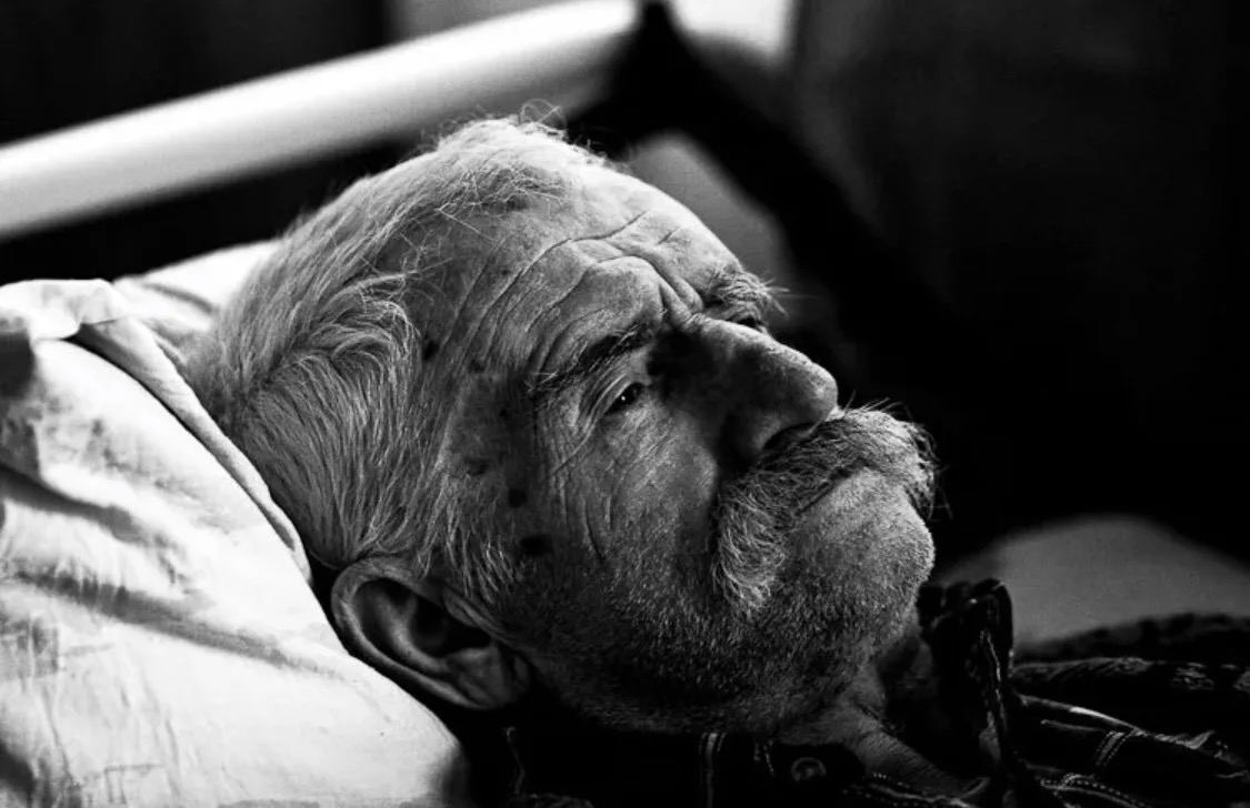 Дед обманул. Одиночество пожилых. Старик плачет. Пожилые грустные. Грустный старик.