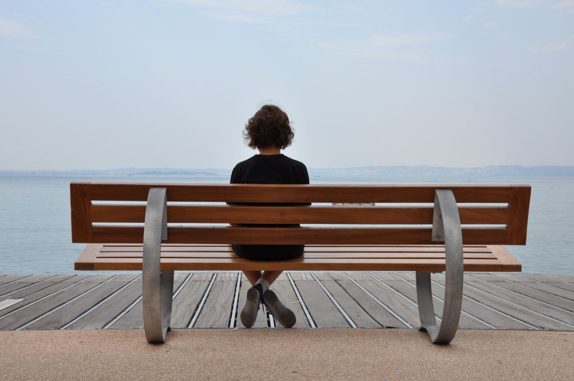 Lonely. Это одиночество. Человек на скамейке спиной. Одинокий человек. Одинокий человек на скамейке.