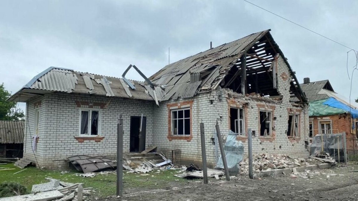 Дом после бомбежки. Взорванные дома в Украине. Разрушенные дома в Украине 2022. Разрушена жилой дом многоквартирный.