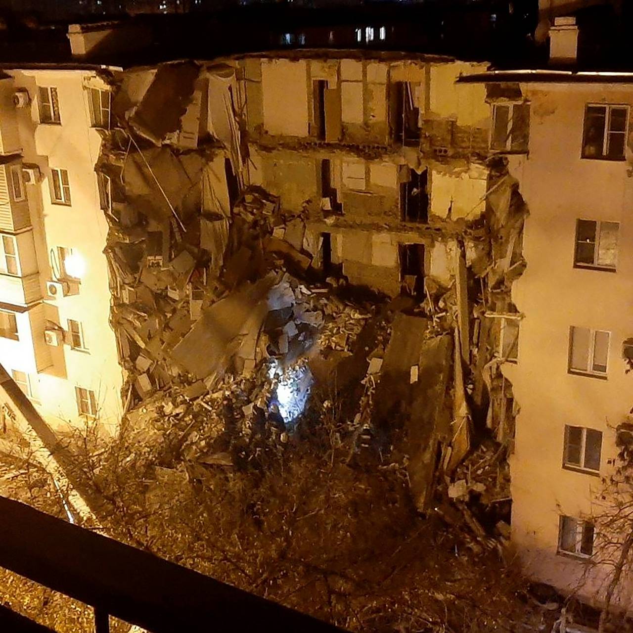 Обрушились два подъезда. Обрушение дома в Астрахани. Обрушение дома в Астрахани н.Островского. Обрушение дома в Ростове. Аварийный дом в Ростове