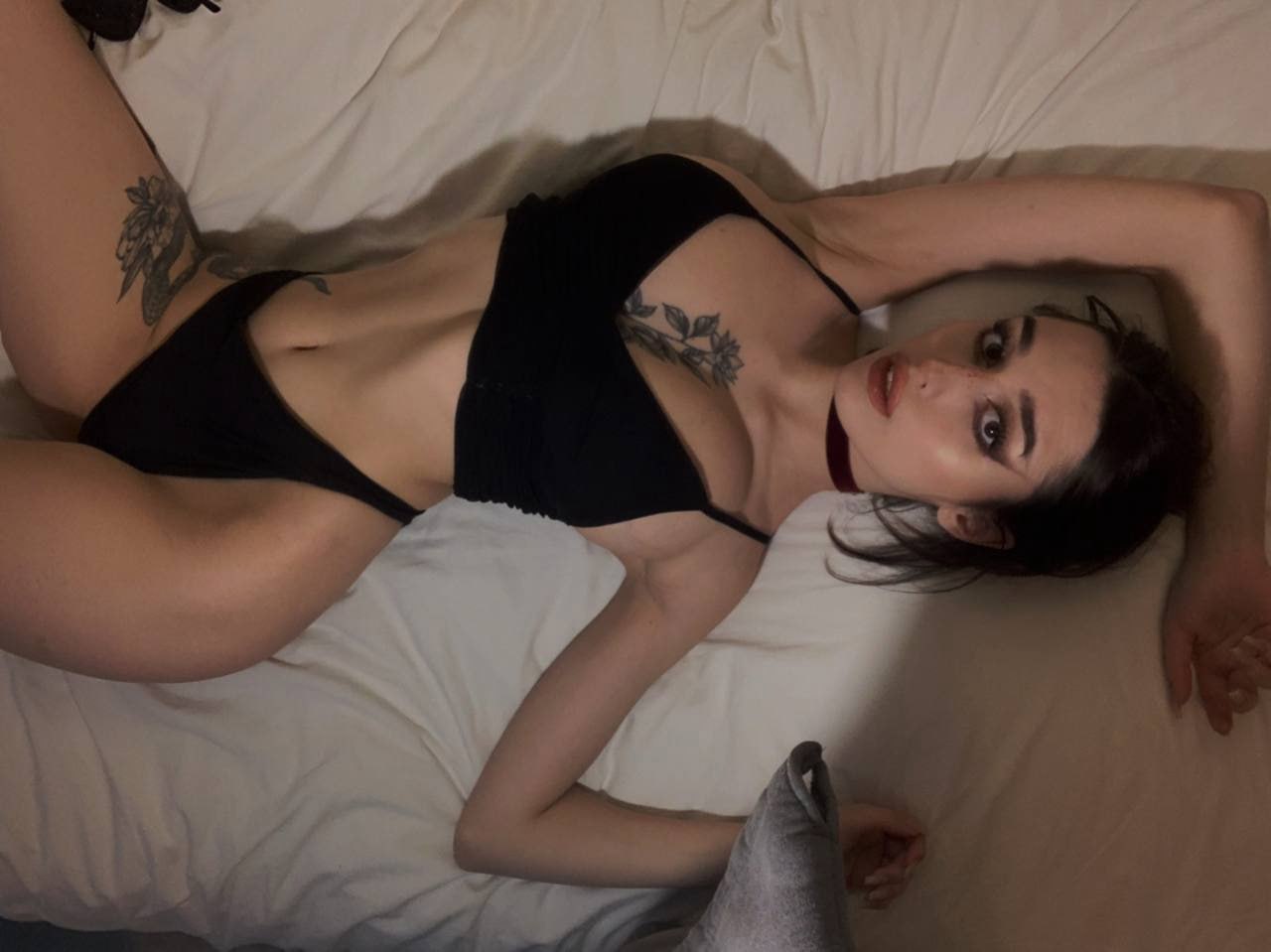 Ловите приятную худенькую милаху 😻 Девчонка умеет поддать огоньку и обожае...