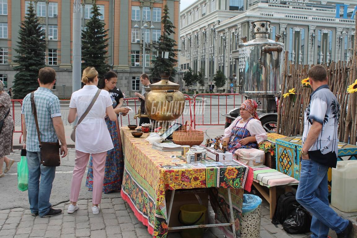 Ярмарка на площади 1905 года. Ярмарка на площади 1905 года. Калуга ярмарка фермерской продукции денисов. Ярмарка на площади 1905 екатеринбург. Ярмарка площадь 1905 года екатеринбург 2021.