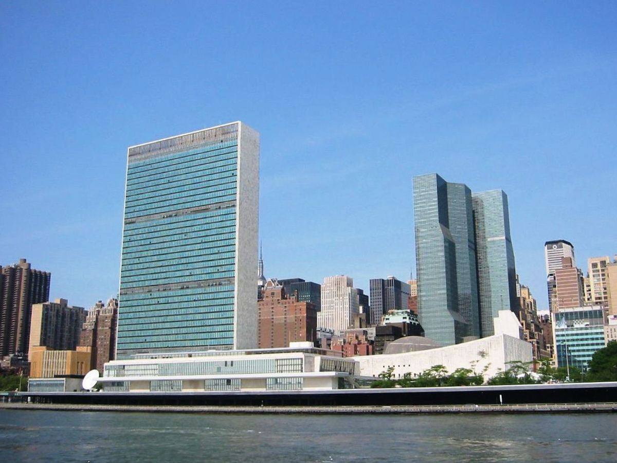 Дом оон. Штаб-квартира ООН В Нью-Йорке. Здание штаб-квартиры ООН В Нью-Йорке. Комплекс зданий ООН В Нью-Йорке. Ле Корбюзье ООН В Нью- Йорке.