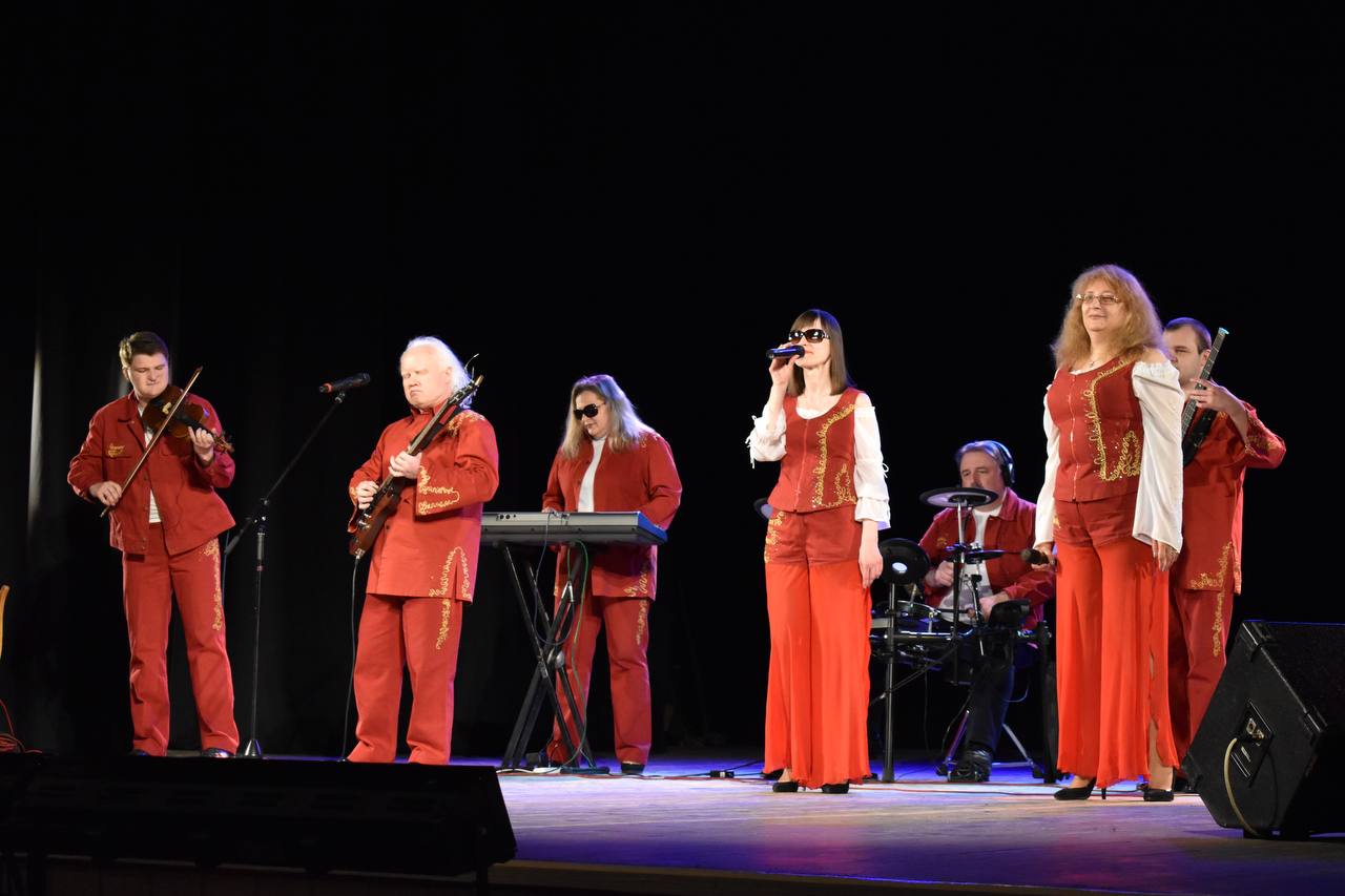 Саранские группы. Группа девчата саранск яна полякина. Оркестр песня. Ансамбль столица. Гр республика.