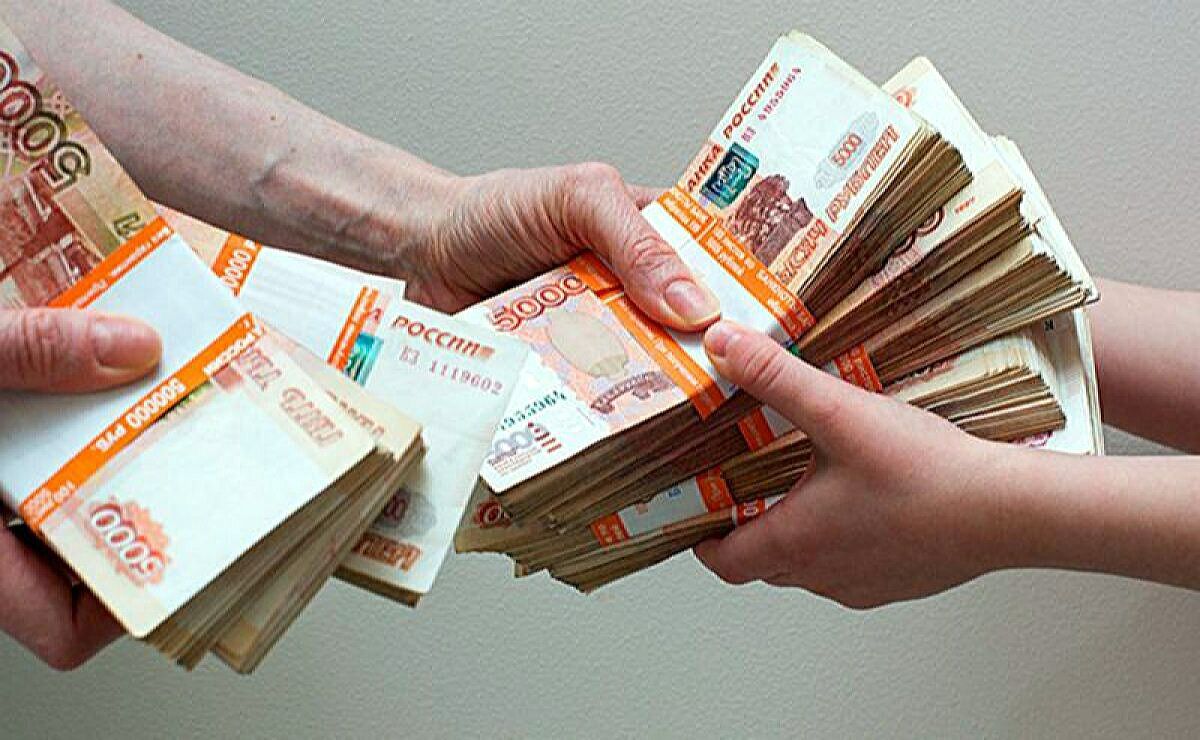 Дайте 3 млн рублей. Пачка денег в руках. наличка в руках. миллион рублей. крупная сумма денег в руках.